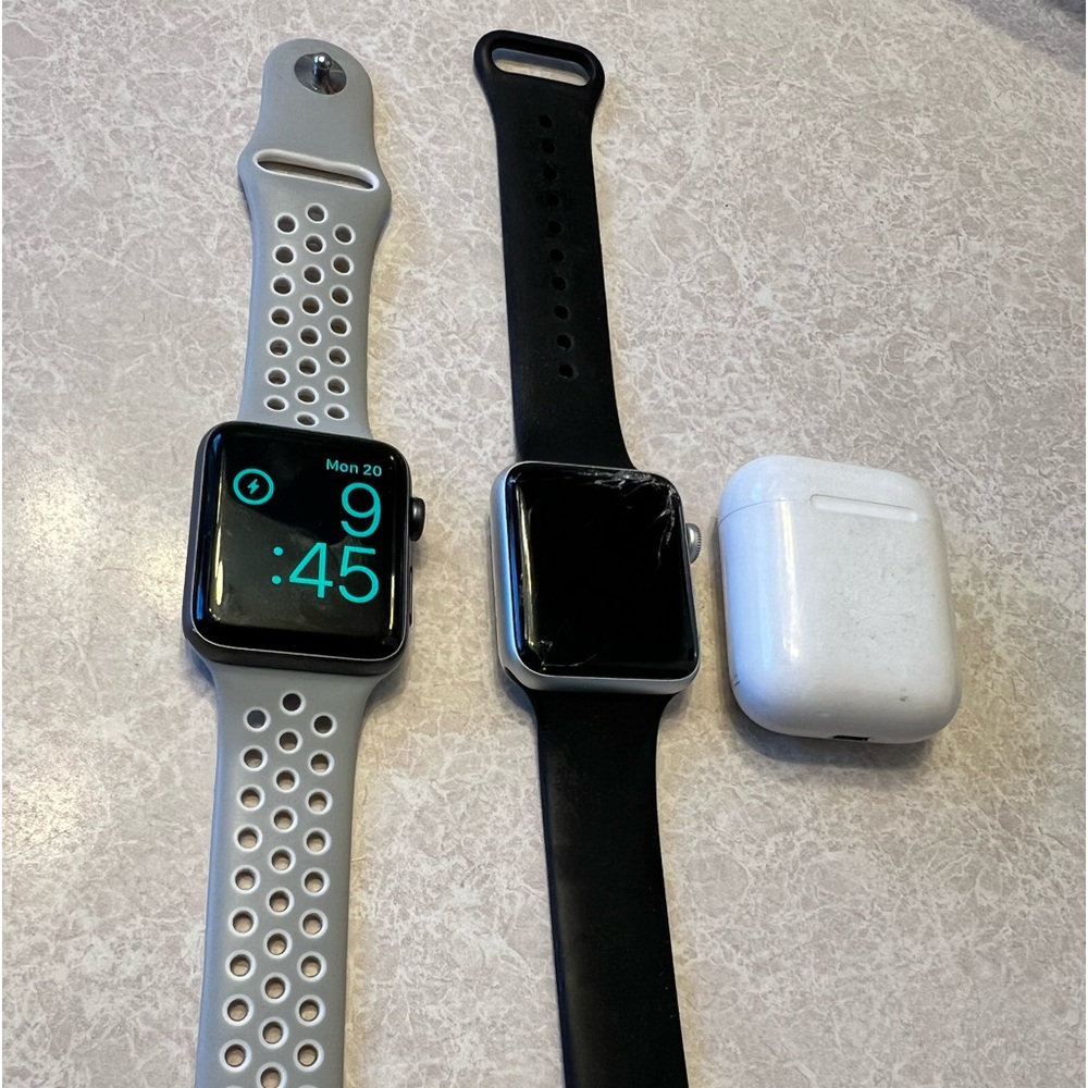 Apple Watch Series 3 42mm & Earbuds